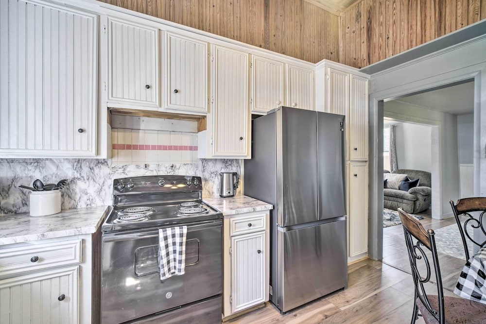 Cozy Livingston House w/ Fenced Yard + Patio!