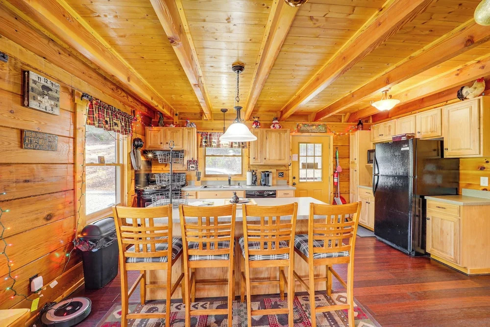 Cozy Family Cabin w/ Hot Tub - 10 Mi to App State!