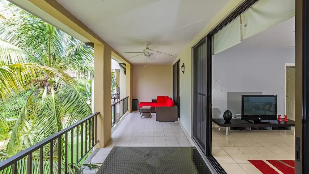 3rd-floor space with modern décor recently renovated viewing over pool in Coco
