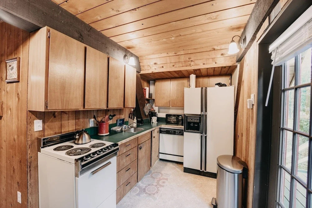 05mbh - Economical - Wifi - Pets Ok - F/p - D/w - Sleeps 2 1 Bedroom Apts by RedAwning