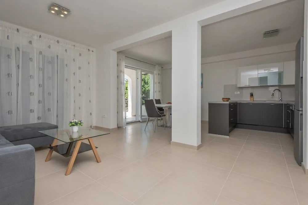 Apartments Mladen