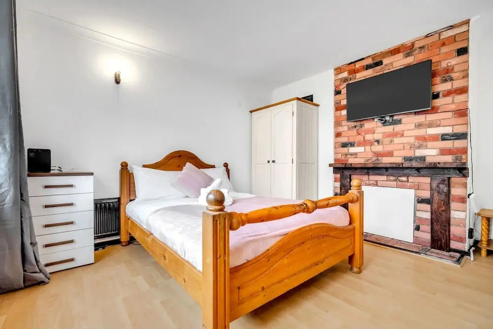 Spacious 4-bedroom Haven in Orpington Retreat