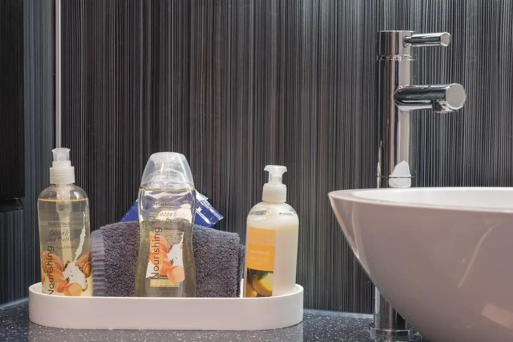 Marks At The Manor Luxury Riverside Apartments - Sleeps up to 4, with Parking and Sky TV