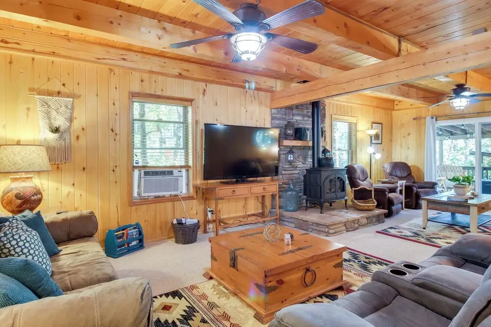 Hot Tub + Games! Lakeside ‘Sherwood Forest Cabin’