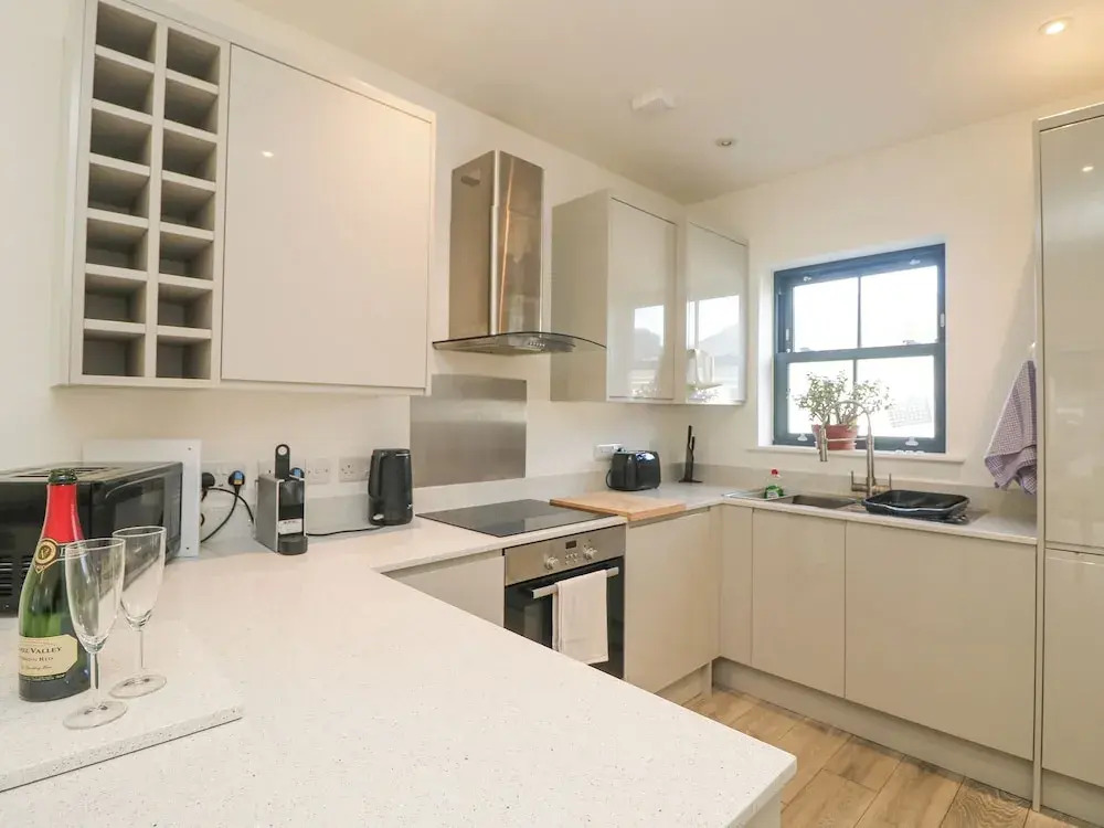 1 Queensway Gardens