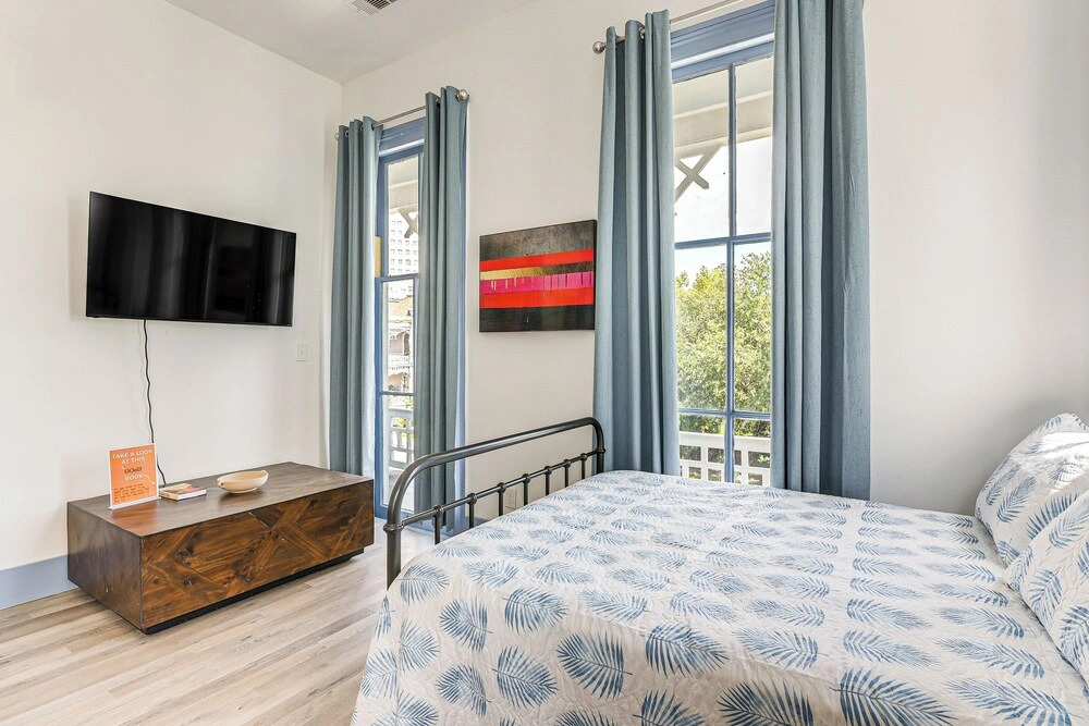 1 Mi to Beach: Historic Retreat in Galveston