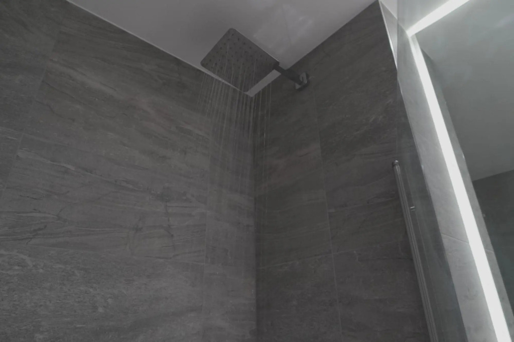 Spacious 1 Bed Luxury St Albans Apartment - Free WiFi & Movies also Free Parking.