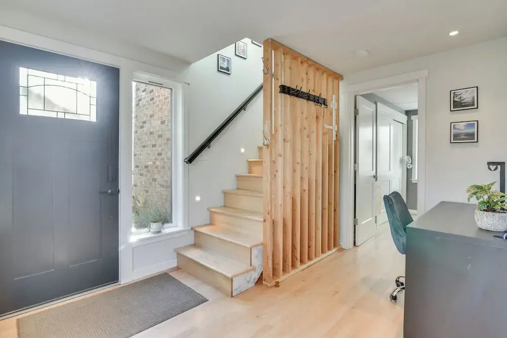 2-story Guesthouse w/ Private Deck in NE PDX