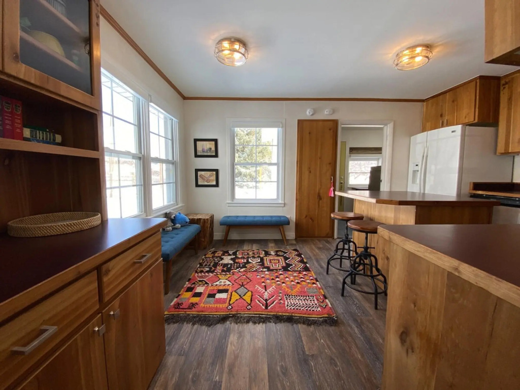 Colorful BIG Bear Home 5br 2ba-Epic Art!