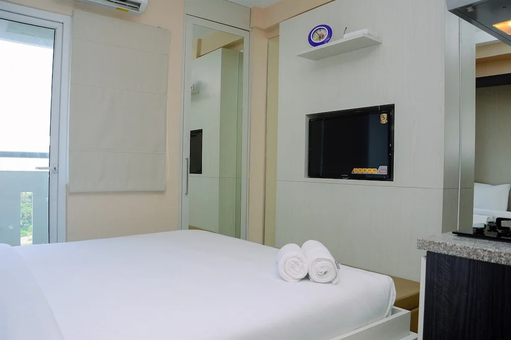 Fancy and Nice Studio at Green Pramuka City Apartment By Travelio