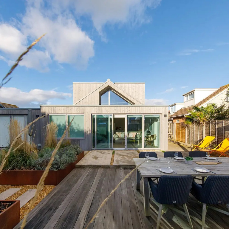 Insta-worthy 4br designer house 5 min to the beach