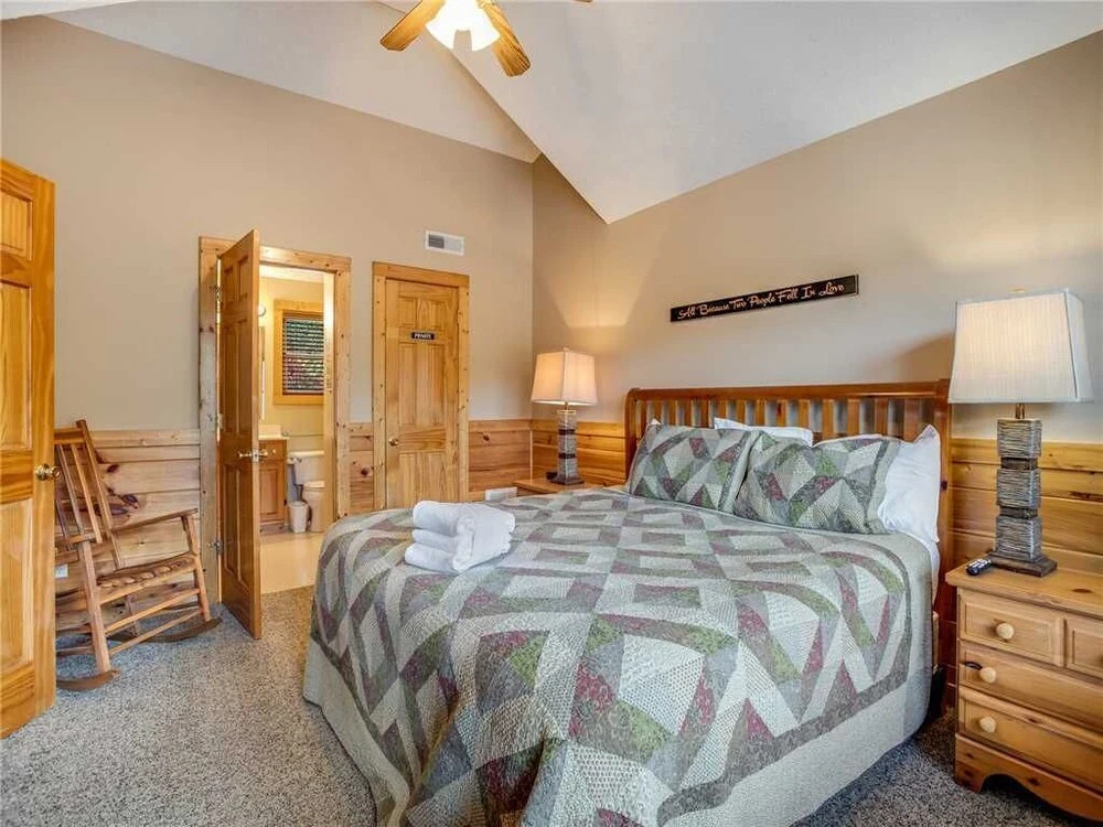 Mountain Elegance 2 Bedroom Home with Hot Tub