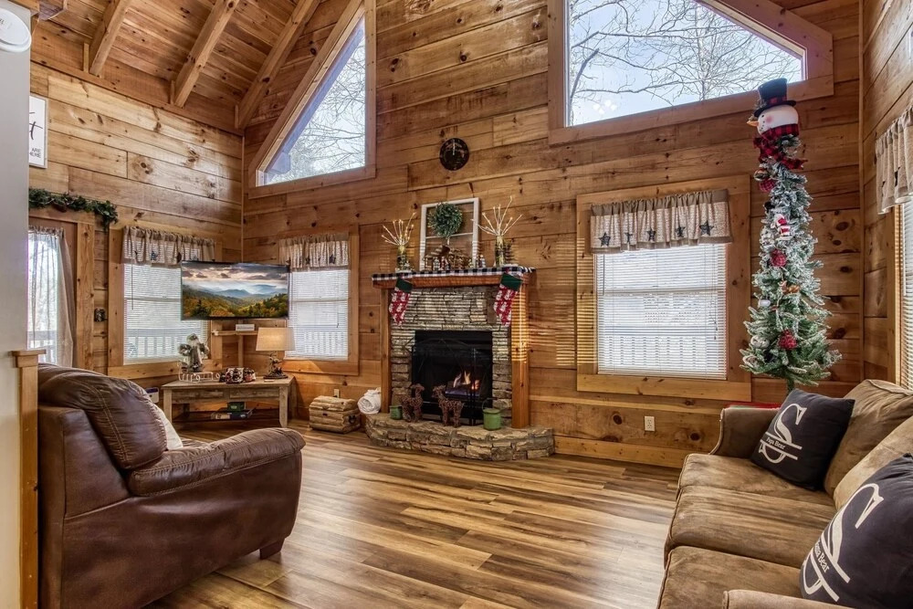 ER83 - Savage Loft - Your Close to the Action Cabin Getaway cabin