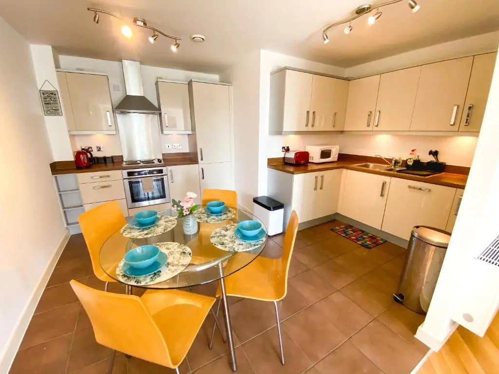 Central MK Hub Apartment - 2 Bedroom 2 Bathroom - Balcony, Smart TV with Netflix and Free Parking by Yoko Property
