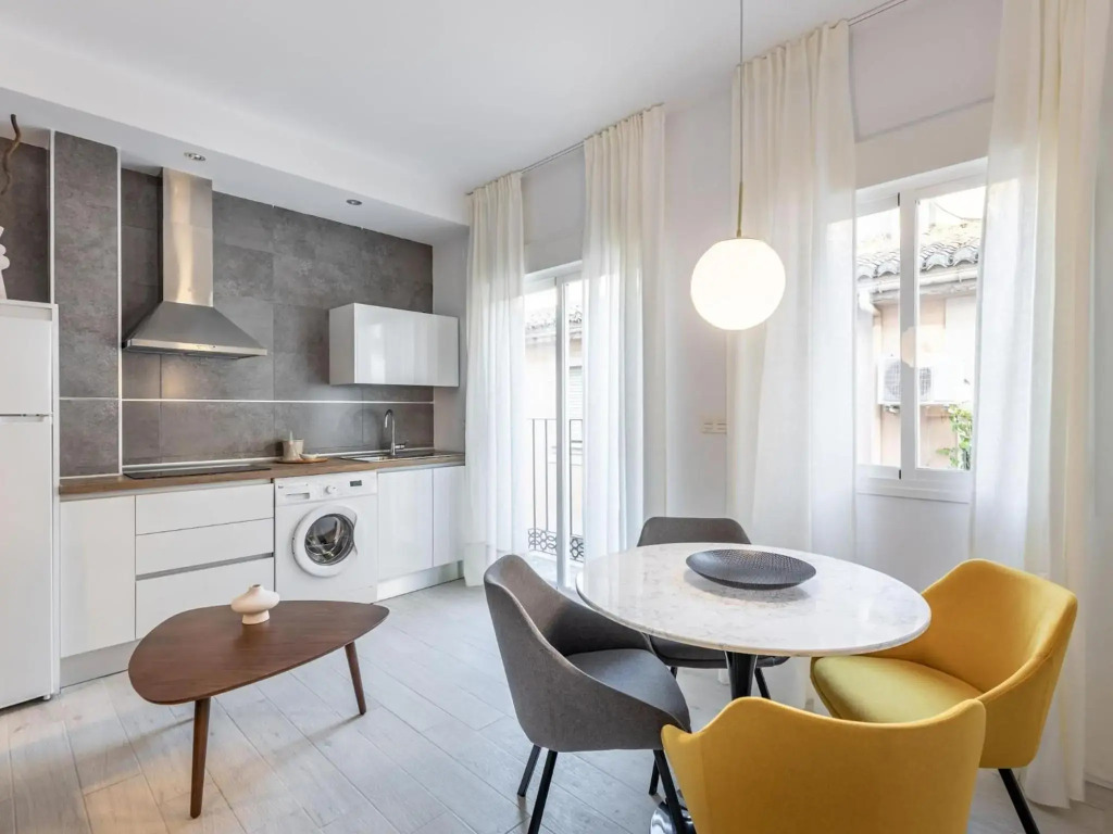 Central Stylish and Elegant 1 & 2 BR apartments I