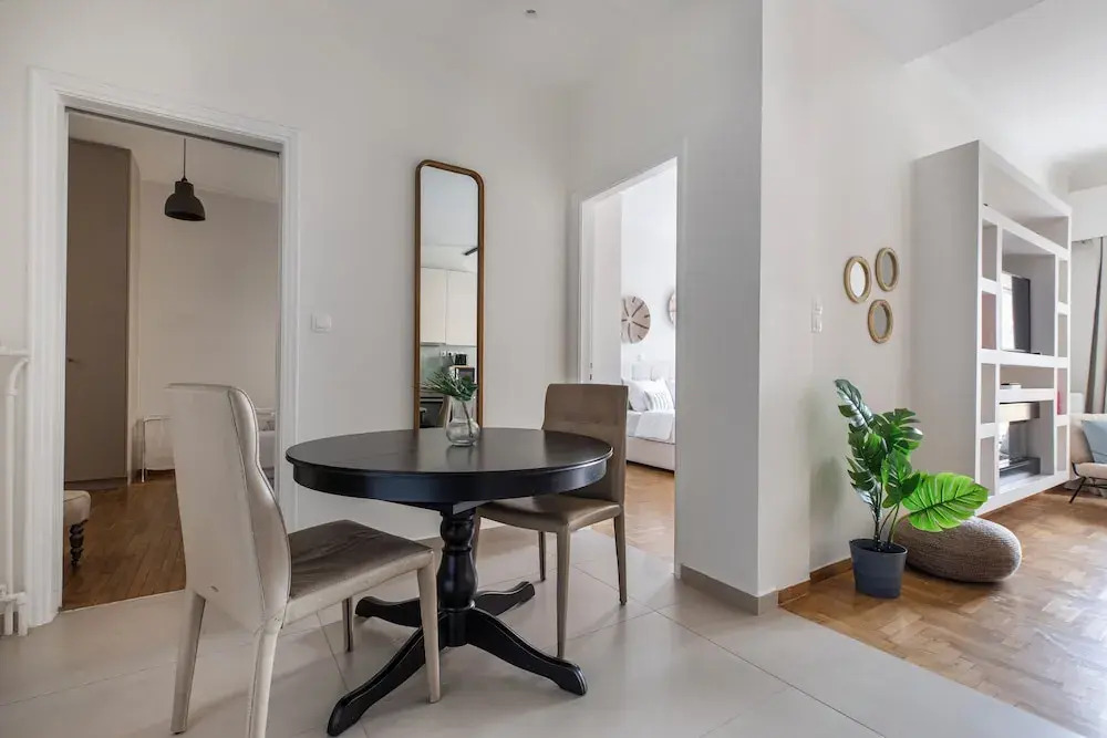 Attica - Captivating 2-Bedroom Apt & Balcony in Athens