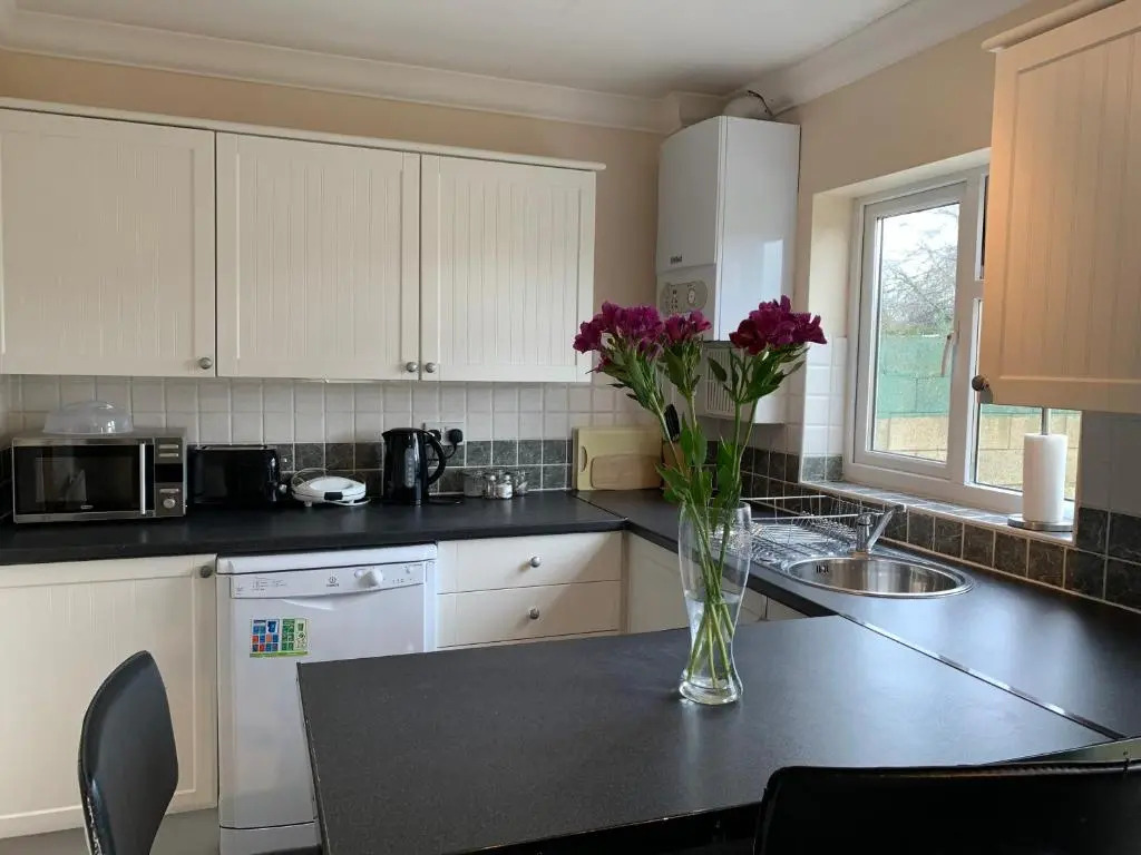 3 Bedroom House For Contractors By Beds Away Short Lets & Serviced Accommodation Oxford With Free Parking for 2 Cars