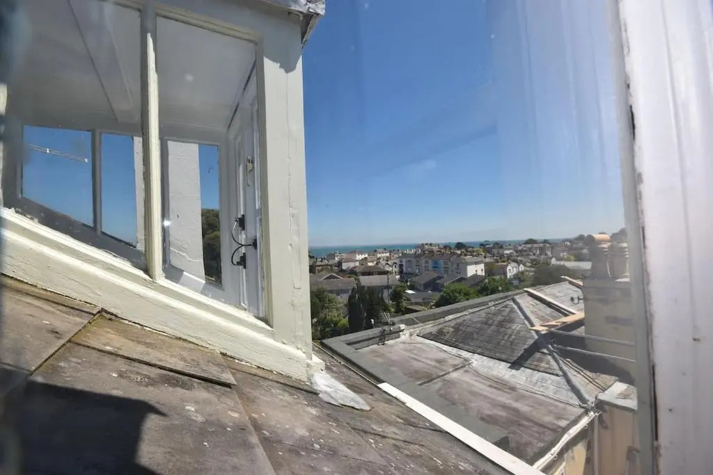 Arden Villa, sleeps 8, moments from the golden sandy beach of Ryde