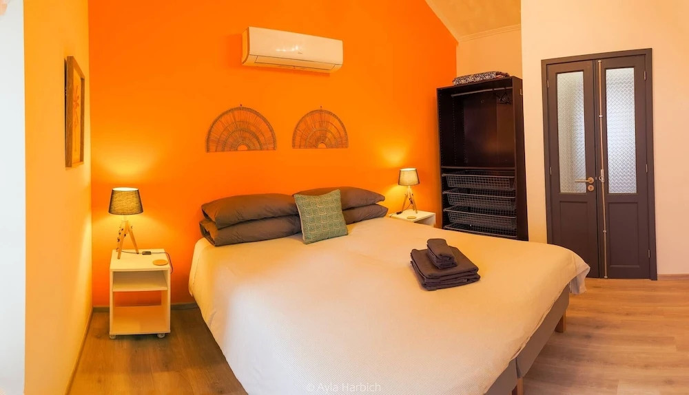 Character 2BR Upper Retreat With BBQ Terrace Parking
