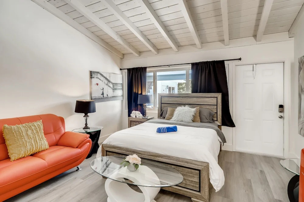 Coral Sands HUGE Studio w/ 2 Queen beds