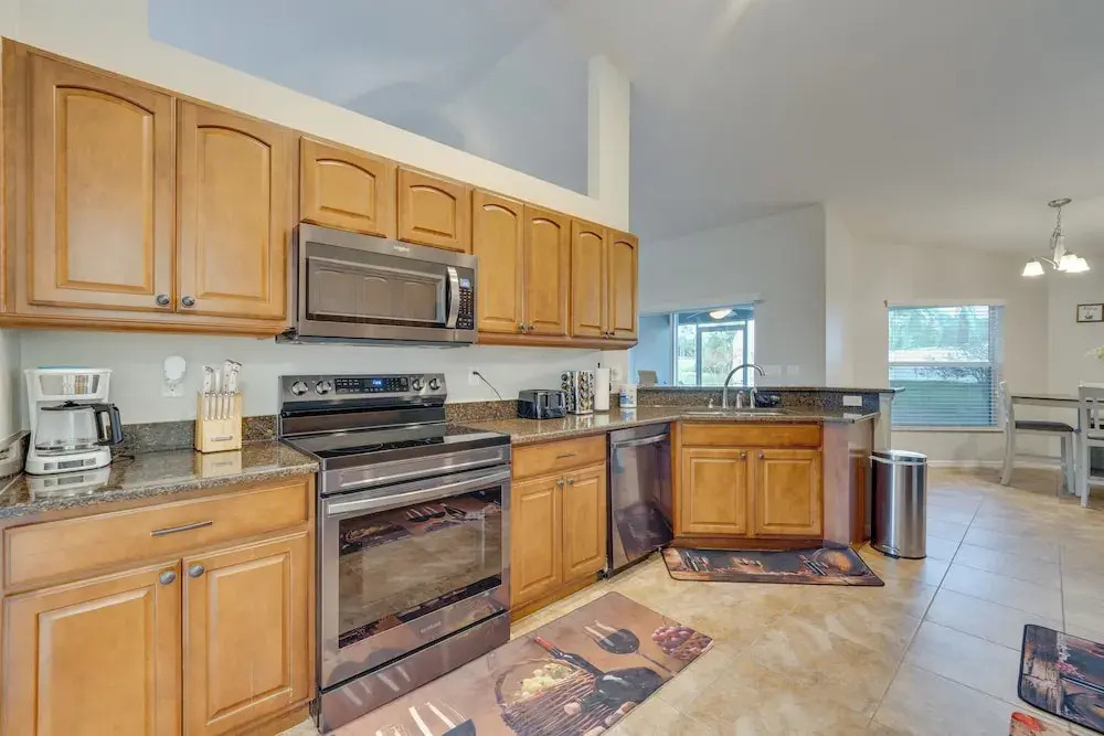 Family Home w/ Screened Porch in Davenport