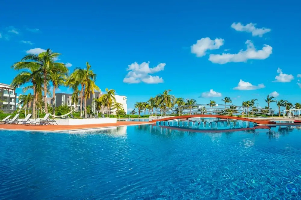 Sirenita G. Infinity pool - At Mareazul