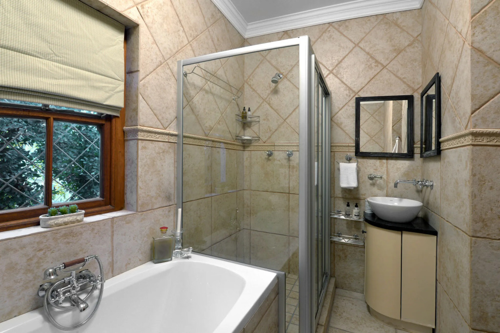 Petit Plaisir is a Romantic Self-catering Cottage on the Side of the Village no1