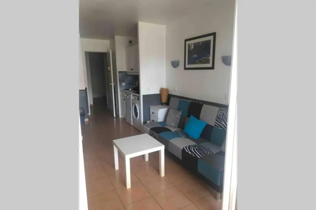 Appartement T2 avec piscine a 100 m de la plage