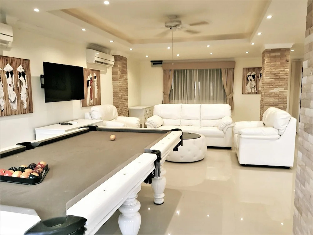 Large, Stylish 2 bed Apartment With Pool Table in Pattaya