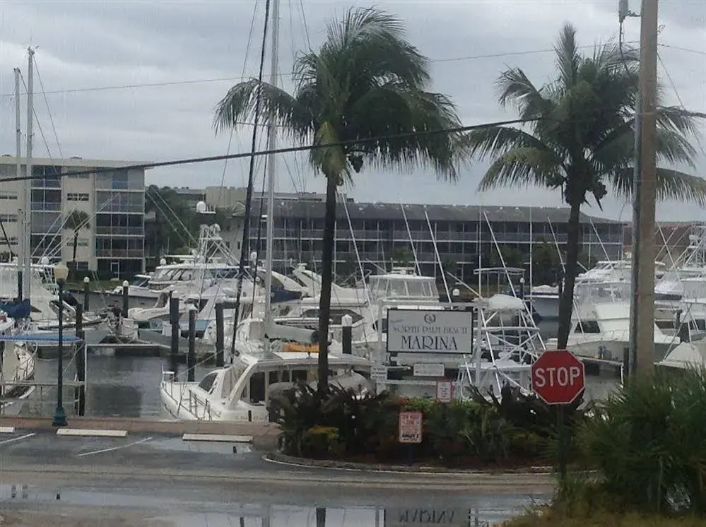 Camelot Waterfront Inn