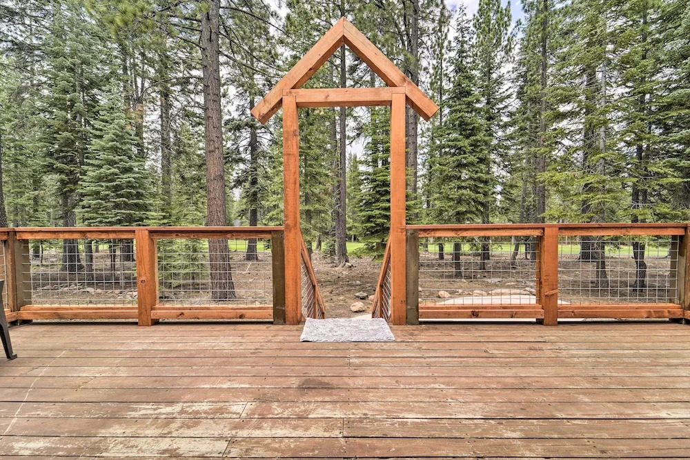 2 Mi to Tahoe Donner Ski Resort: Forest-view Haven
