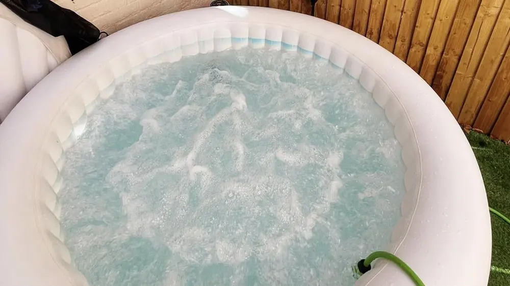 Spacious 2-bed Apartment With Hot tub and Parking