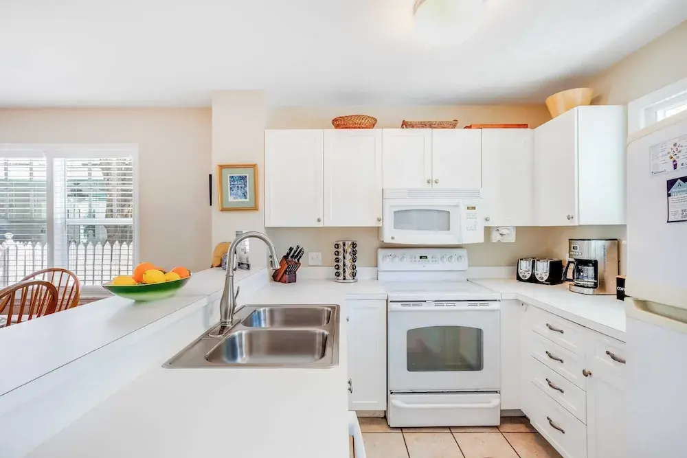 Linger Longer by Avantstay Key West Walkable Gated Community, Shared Pool Month Long Stays Only