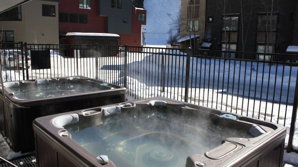 Cimarron Lodge 50 by Avantstay Ski-in/ski-out Property in Complex w/ Two Hot Tubs!