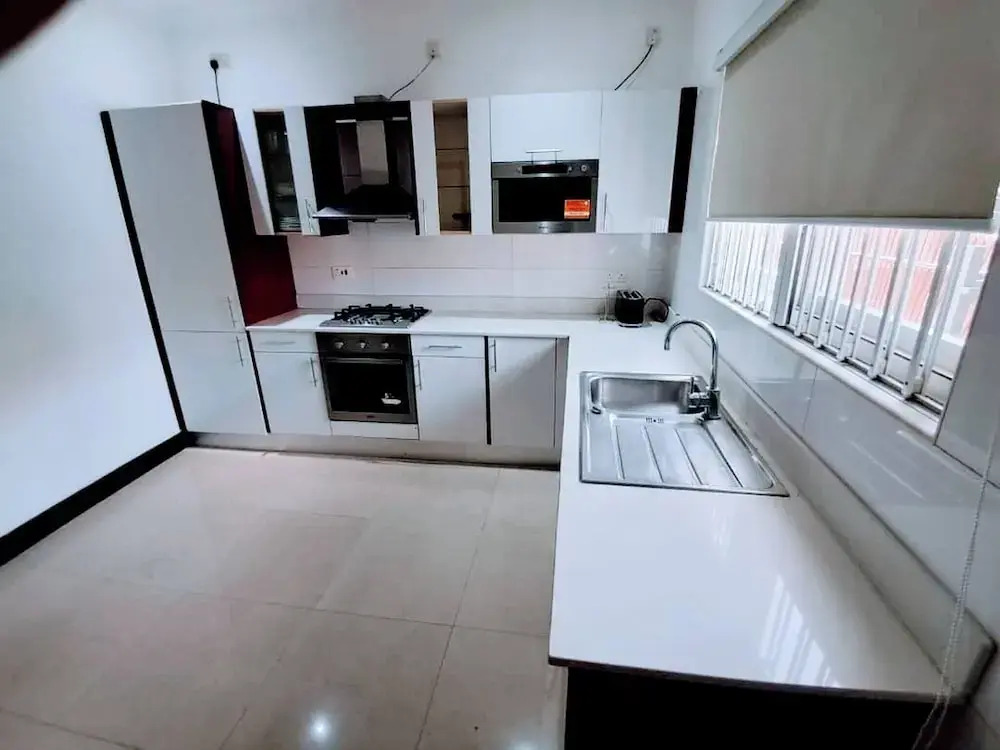 Stylish 3 Bedroom House Near Airport & Marina Mall