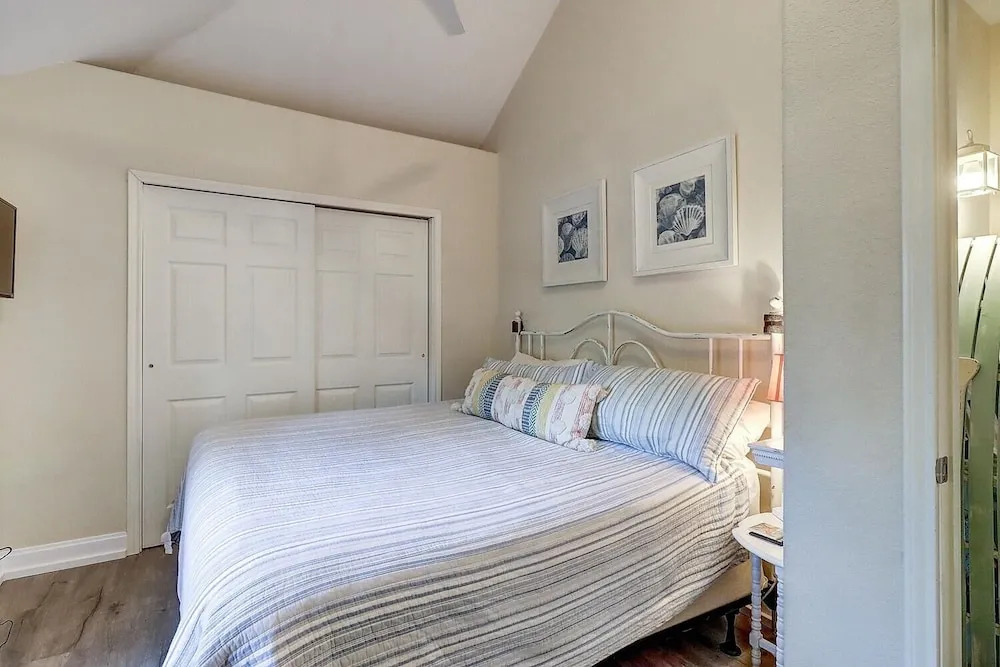 Heron Hideaway 2 Bedroom Cottage by RedAwning