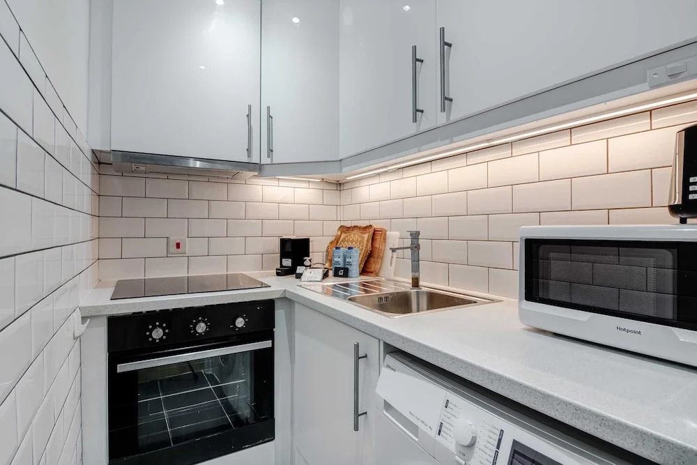 Stylish Chiswick Park Apartment
