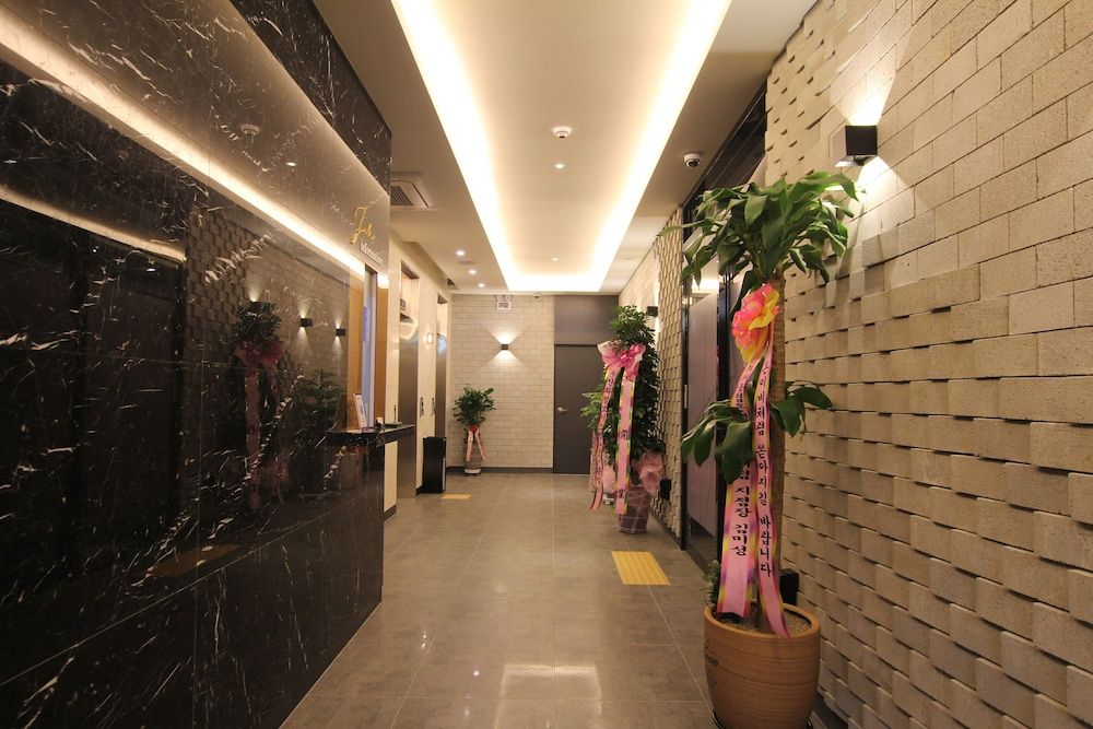 Jade hotel