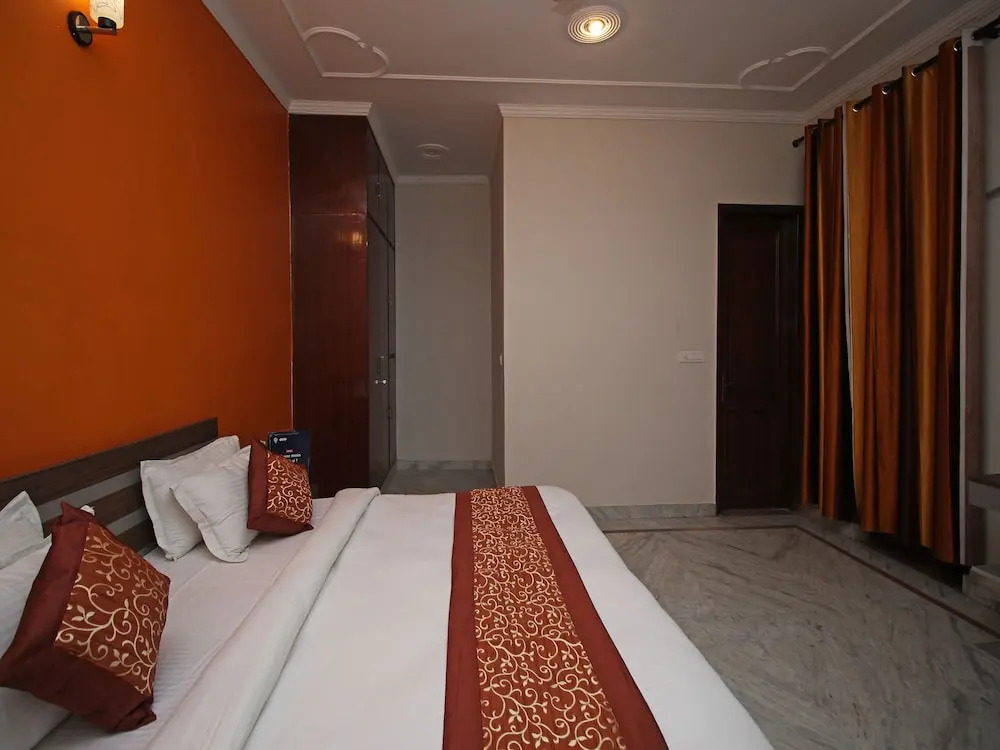 OYO 9075 Petals Inn