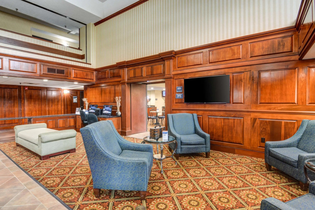 Comfort Suites Outlet Center