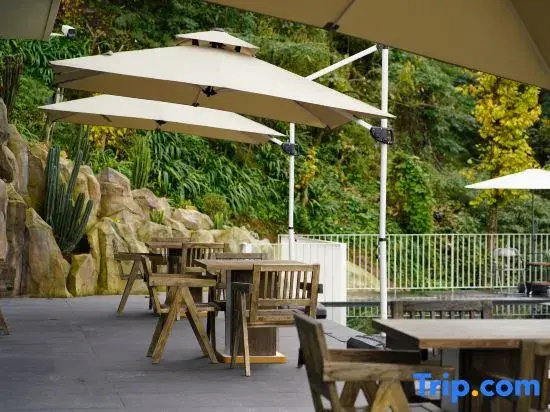 Mount Qingcheng · Moon Close to People Cliff Private Hot Spring Boutique Stay