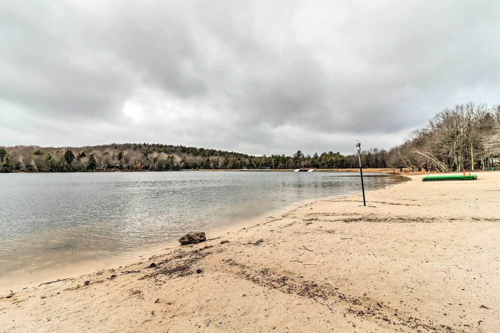 Blakeslee Home w/ Private Hot Tub, 5 Mi to Skiing