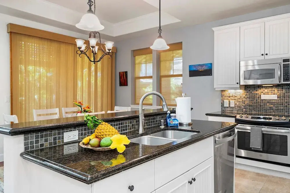 Beautiful Townhouse - Great Amenities and Spacious Lanai! Comes With Beach Pass! - Vrkcv