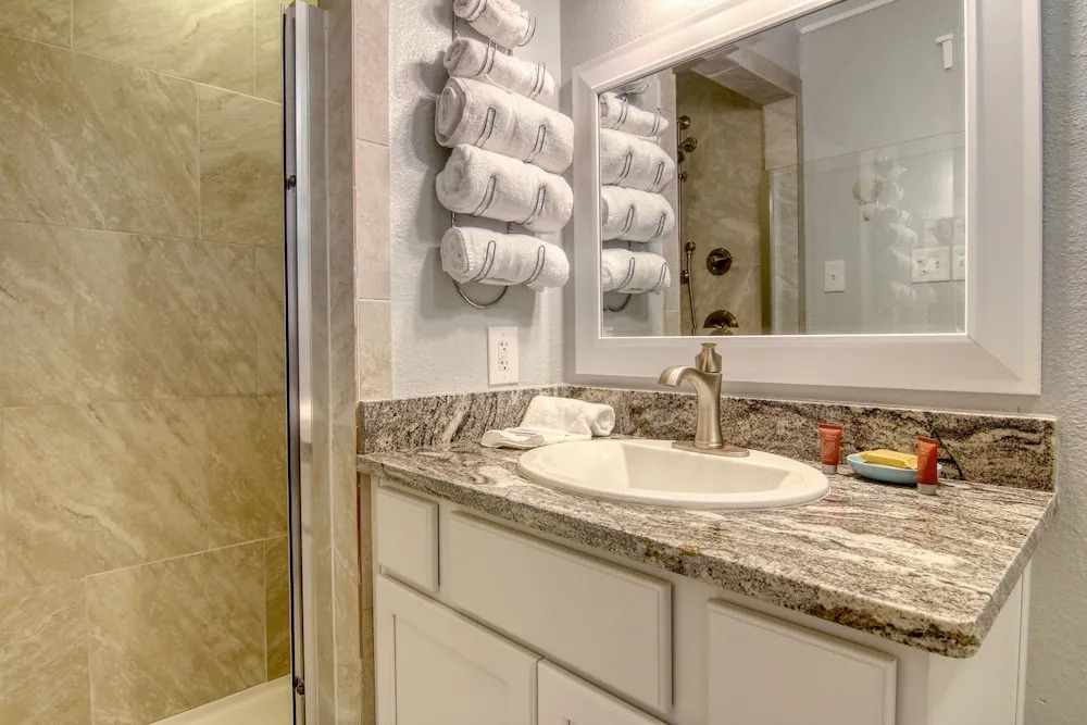 Breezy Bungalow 2 Bedrooms 2 Bathrooms Condo