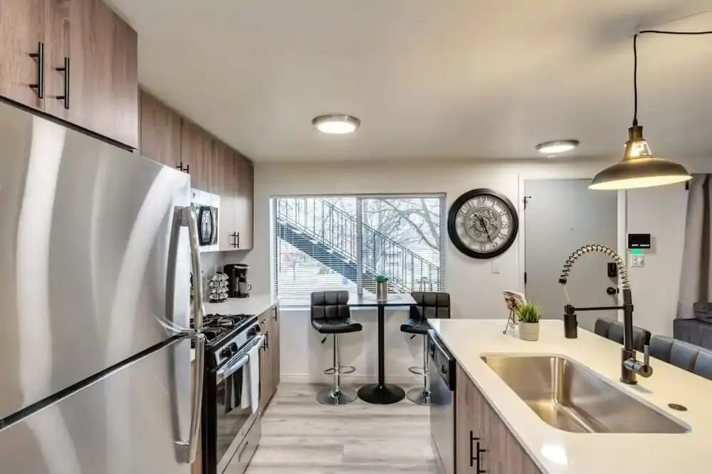 Charming 2BR w King Queen Close to SLC