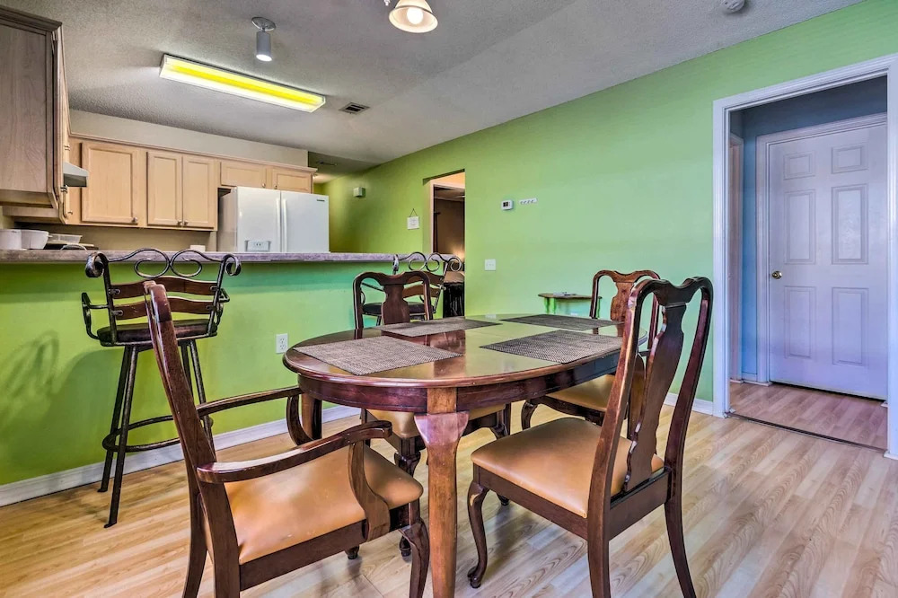 Cute Pensacola Townhome ~ 9 Mi to Downtown!