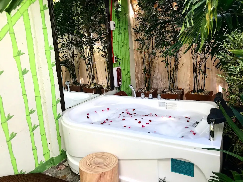 The Palms Resort & Bar