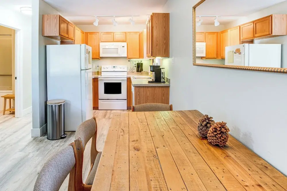 1 Mi to Stagecoach Chairlift: Stateline Condo