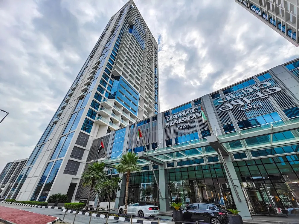 Stunning 2BR with Balcony-Canal View