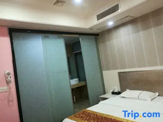 Qidong Baolian Fashion Inn